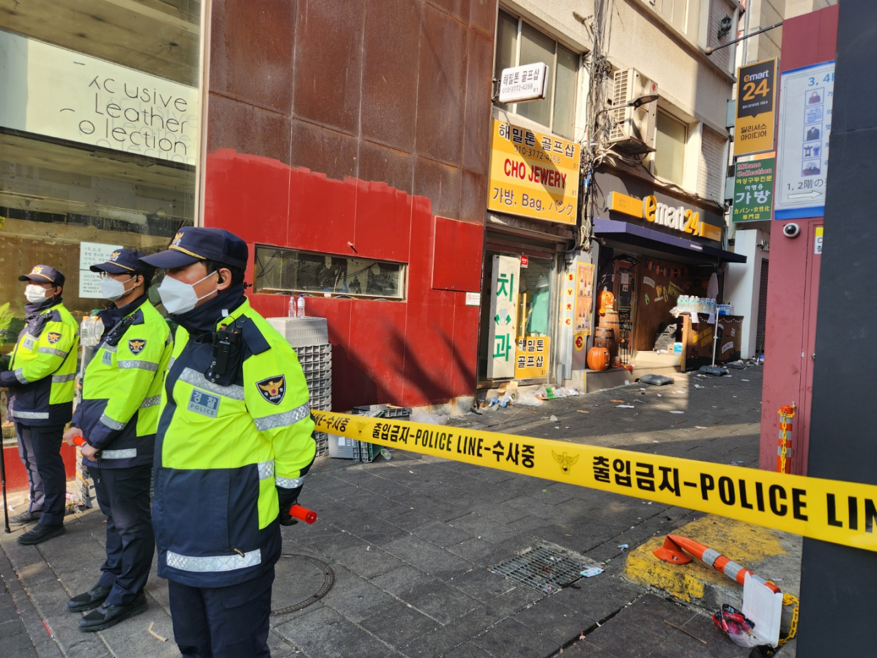 An accident area is restricted by police in Itaewon, central Seoul on Sunday. (Choi Jae-hee/The Korea Herald)