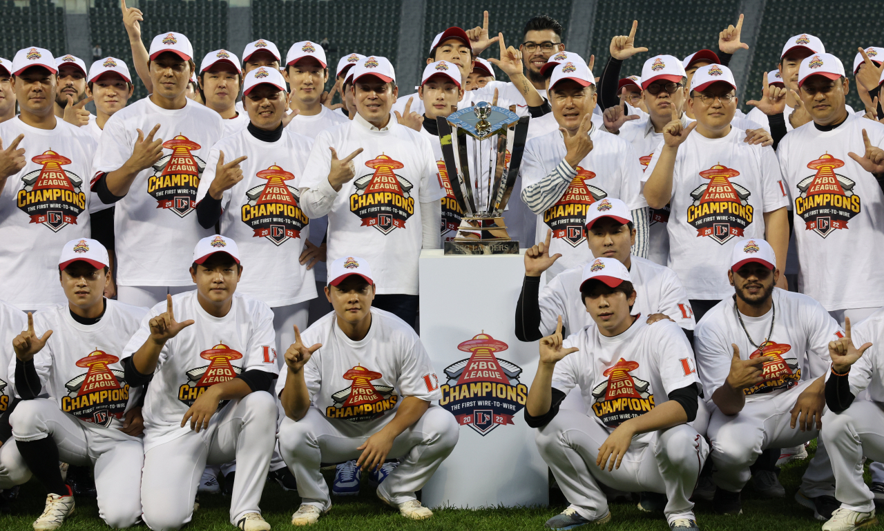 In this file photo from Oct. 5, 2022, SSG Landers players and coaches celebrate their Korea Baseball Organization regular season title before a road game against the Doosan Bears at Jamsil Baseball Stadium in Seoul. (Yonhap)