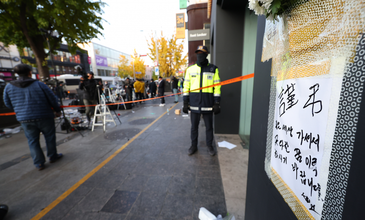 A message of mourning is pasted on a wall on Monday near the site of the Oct. 29 Itaewon crowd crush. (Yonhap)