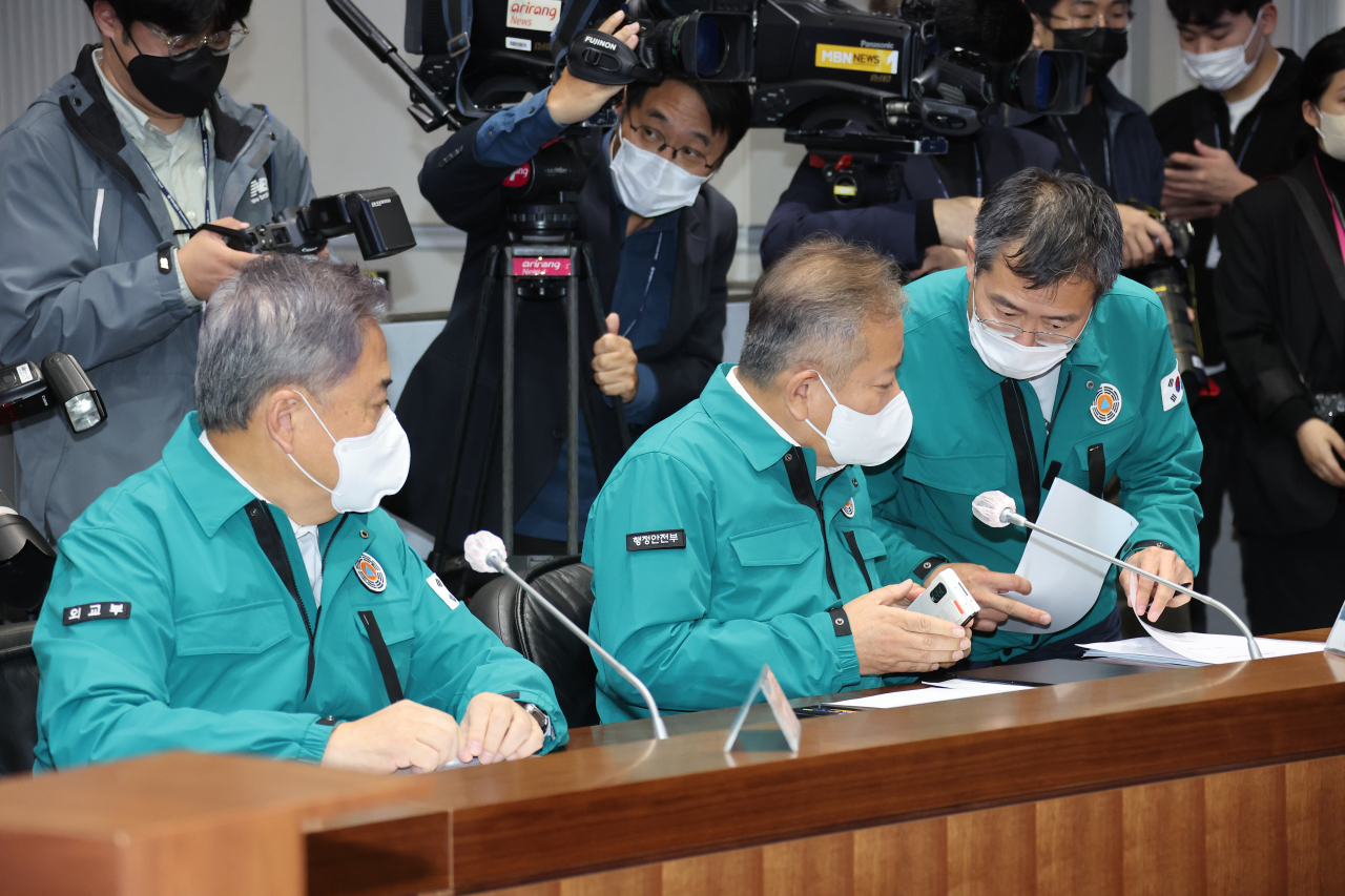 Interior Minister Lee Sang-min (center) attends a meeting at the Central Disaster and Safety Countermeasures Headquarters in the Government Complex Seoul on Monday morning. (Yonhap)