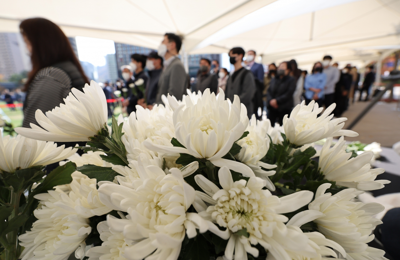 Citizens wait for condolences at a joint memorial altar for the death of the Itaewon accident at the Seoul City Hall Plaza in Jung-gu, Seoul on Monday morning. (Yonhap)