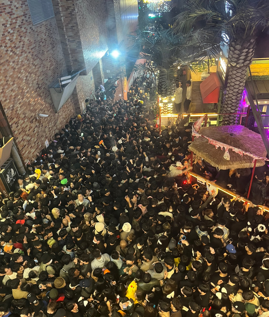 People crowd the streets of Itaewon on Saturday, moments before the tragic crowd crush accident occured. (Yonhap)