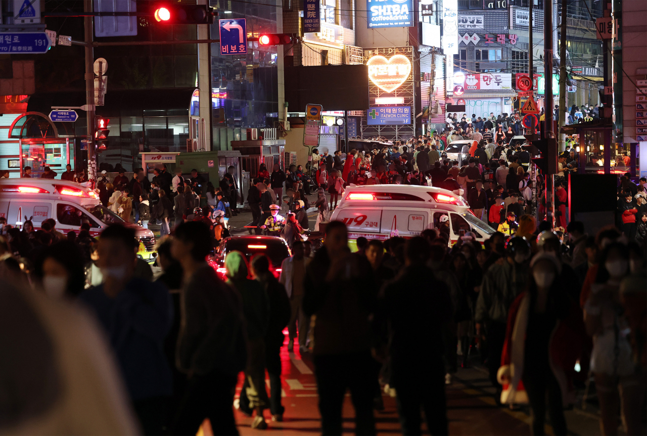 Ambulances arrive in Itaewon on Saturday night following the deadly Halloween crowd crush (Yonhap)