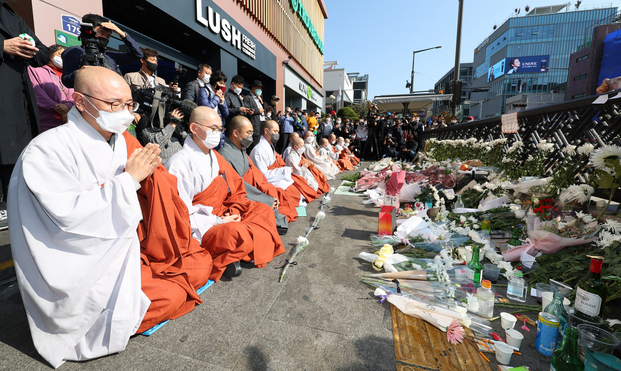 Monks from the Jogye Order pray for the victims of the crowd surge in Itaewon on Monday. (Yonhap)