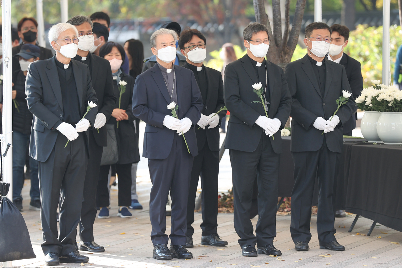 Peter Chung Soon-taick (second right) visits a joint memorial altar at the Seoul Plaza in front of Seoul City Hall in Jung-gu on Monday. (Yonhap)