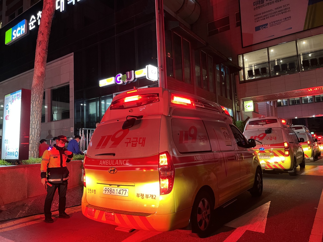 Empty ambulances arrive at Soonchunhyang University Hospital near Itaewon on Sunday to pick up bodies of the crowd surge victims after the hospital’s morgue ran out of space. (Kim Arin/The Korea Herald)