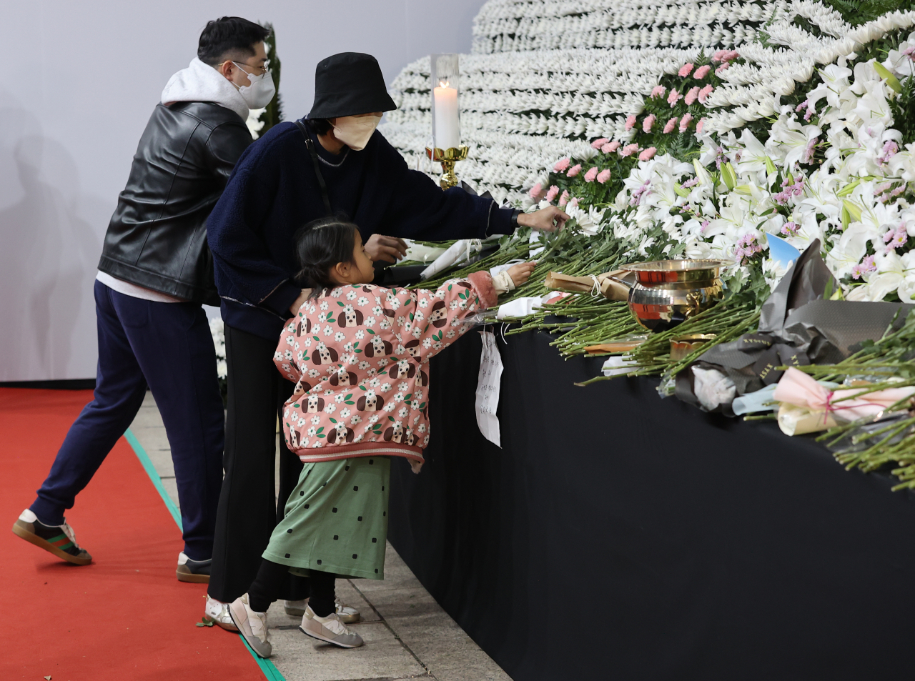 Memorial altar for the victims of the Itaewon tragedy set at Seoul Plaza (Yonhap)