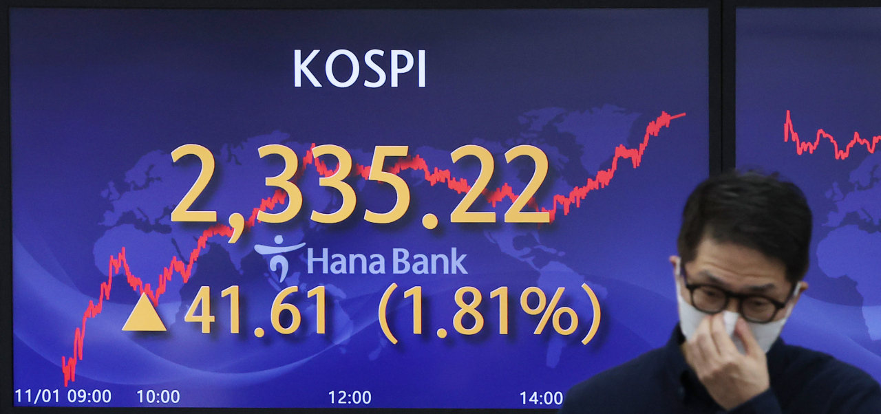 An electronic board showing the Korea Composite Stock Price Index at a dealing room of the Hana Bank headquarters in Seoul on Tuesday. (Yonhap)