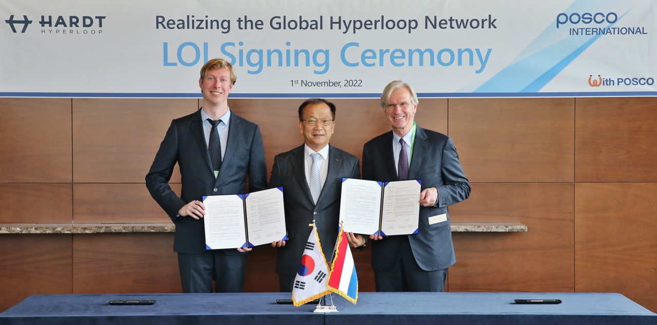 From left: Hardt Co-founder Tim Houter, Posco International CEO Joo Si-bo and Hardt CEO Bertrand Van Ee pose for a photo after signing an agreement on Tuesday. (Posco International)