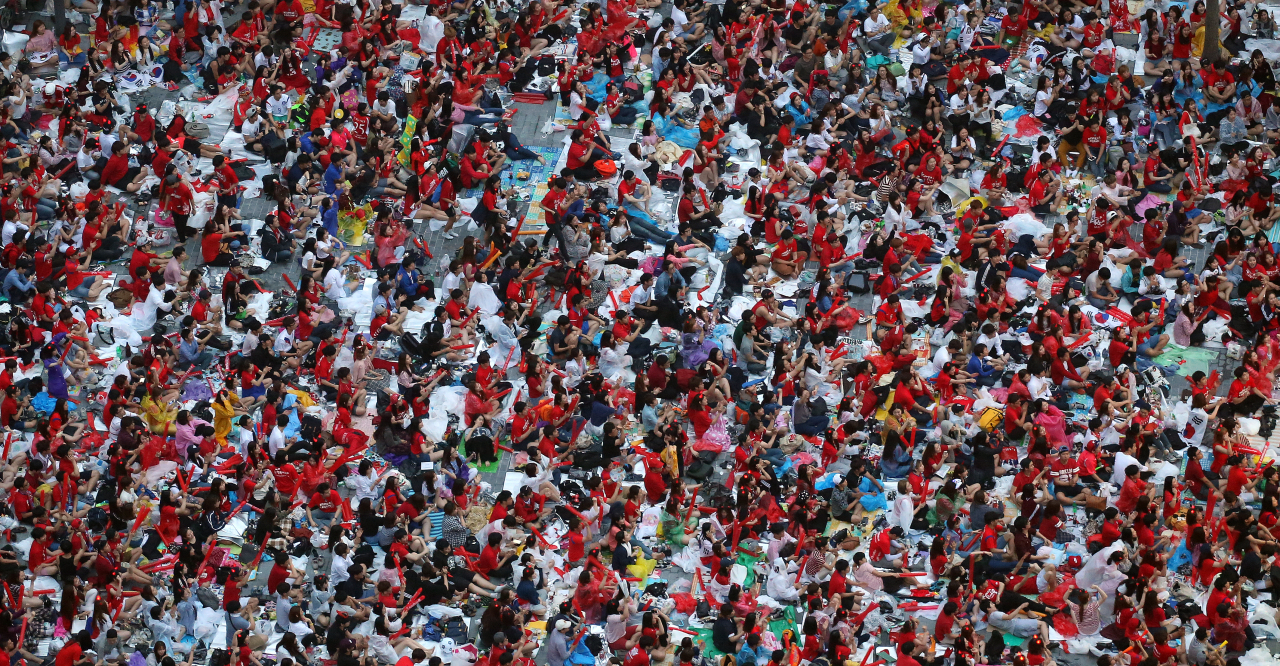 Soccer fans cheer on their national team against Algeria at the 2014 World Cup in Brazil, during a watch party at Gwanghwamun Square in Seoul, on June 23, 2014. (The Korea Herald)