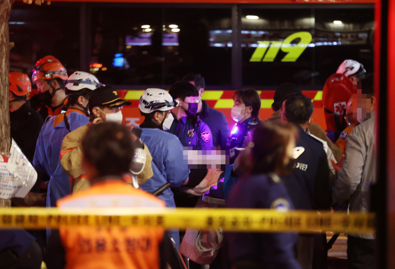 First responders are on the scene in Itaewon, central Seoul, in the early hours of Sunday, after the deadly crowd surge that claimed at least 156 lives. (Yonhap)