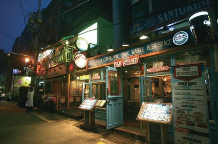 A street for international restaurants behind Hamilton Hotel in Itaewon starts to flourish in the 2010s. (Seoul Museum of History)