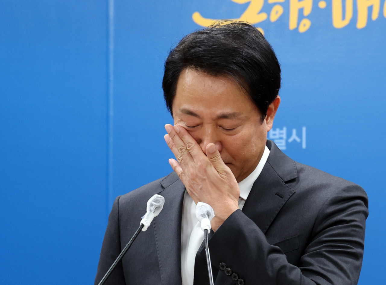 Seoul Mayor Oh Se-hoon holds back tears while apologizing over Itaewon's Halloween crowd crush in a news conference at his office on Tuesday. (Yonhap)