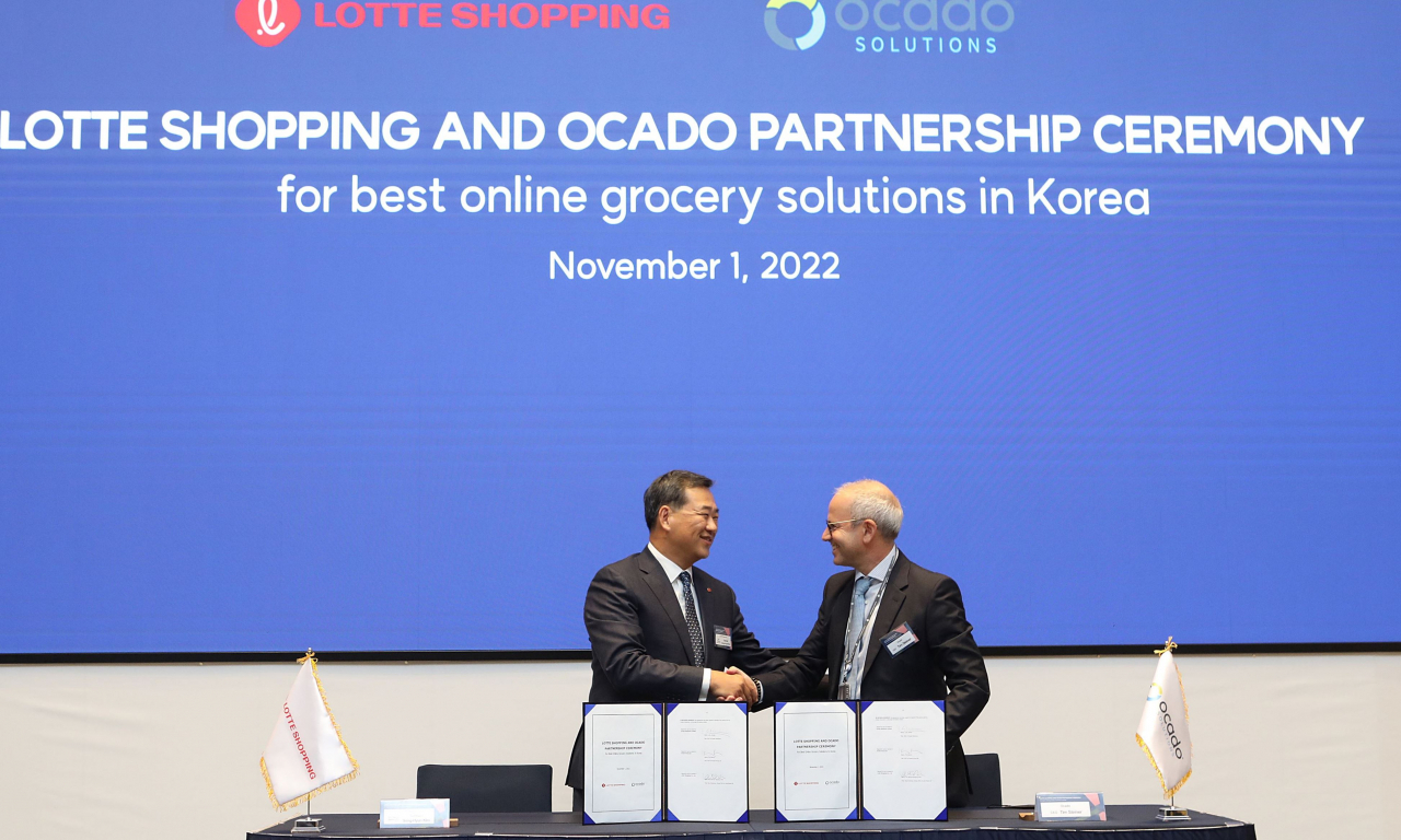 Lotte Shopping CEO Kim Sang-hyun (left) and Ocado Group CEO Tim Steiner shake hands after sealing an agreement at Lotte World Tower in Songpa-gu, in southeastern Seoul, Tuesday. (Lotte Shopping)