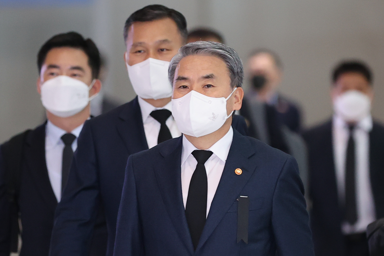 This photo, taken on Tuesday, shows Defense Minister Lee Jong-sup (center) preparing to depart for the United States at Incheon International Airport, west of Seoul. (Yonhap)