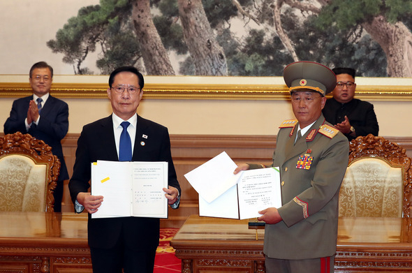 South Korean Defense Minister Song Young-moo and North Korean Minister of the People’s Armed Forces No Kwang-chol stand before reporters after signing the Comprehensive Military Agreement on Sept. 19, 2018. (Yonhap)