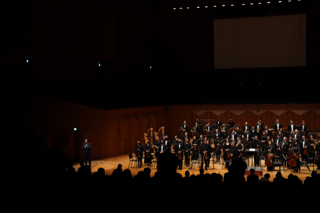 The SIMF Orchestra and audience observe a moment of silence in tribute to the Itaewon tragedy victims on Oct. 30. (SIMF)
