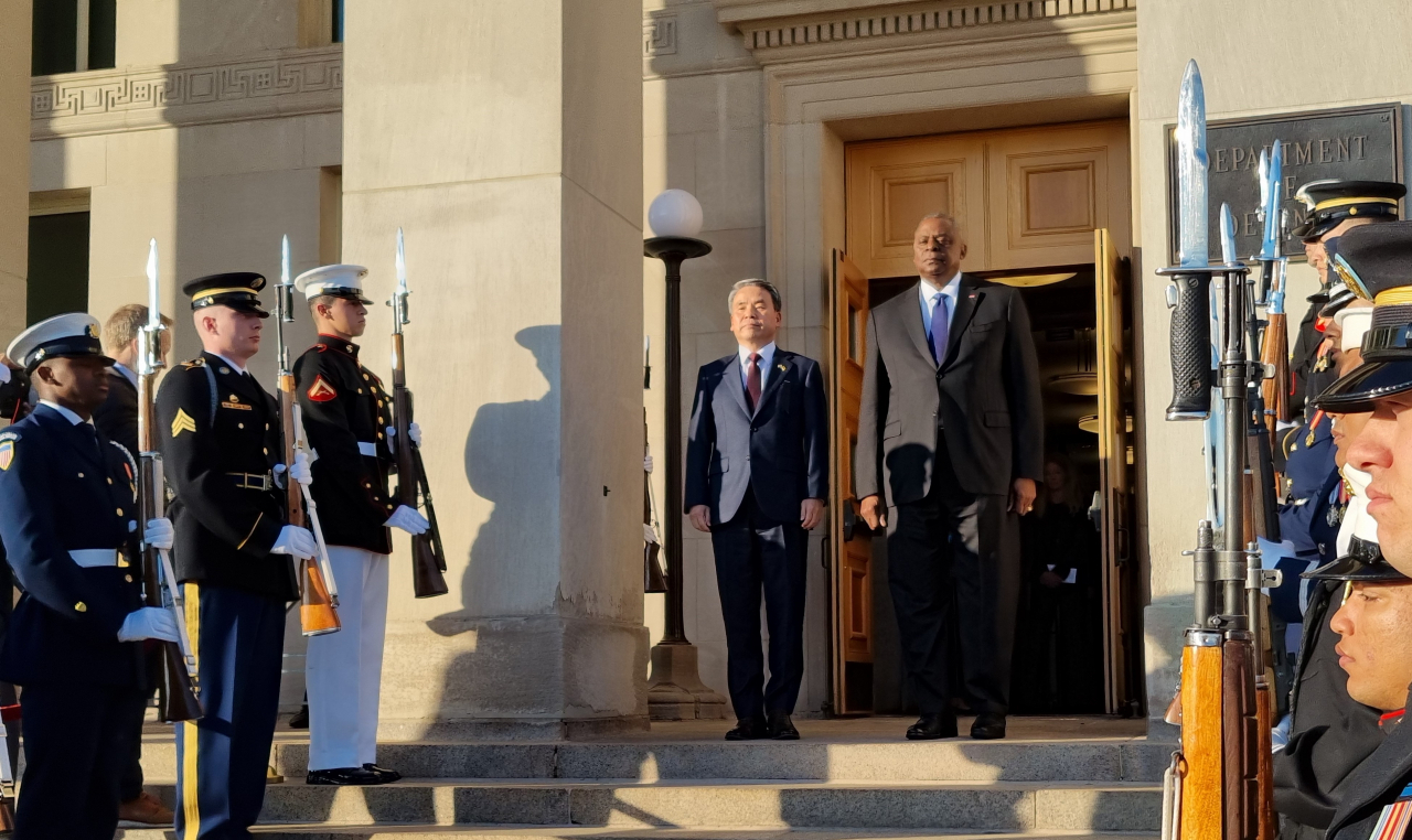 Defense Minister Lee Jong-sup (L) and his US counterpart, Lloyd Austin, attend an honor cordon ceremony prior to their talks at the Pentagon near Washington, DC on Thursday in this photo released by Seoul's defense ministry. (Yonhap)