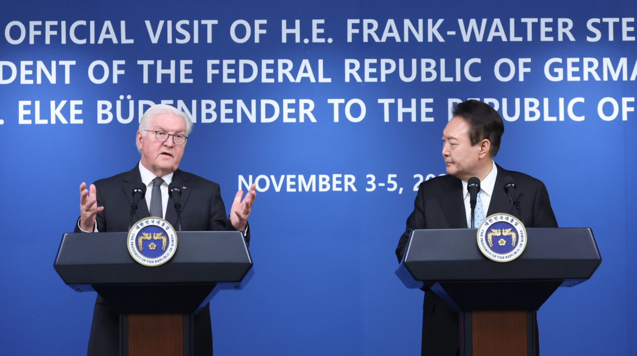 President Yoon Suk-yeol (right) and German President Frank-Walter Steinmeier make a joint press announcement after a summit at the presidential office building in Yongsan, Seoul, Friday. (Yonhap)