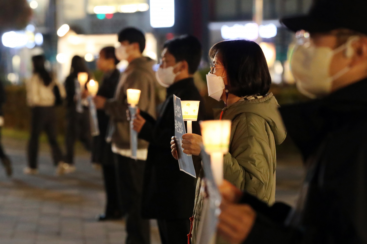 이태원 참사에 대한 정부의 대응을 규탄하는 촛불집회가 목요일 광주에서 열리고 있다.  (연합)