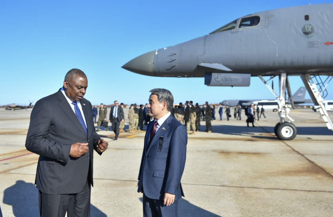 South Korean Defense Minister Lee Jong-sup (R) and his U.S. counterpart, Lloyd Austin. talk during a visit to Joint Base Andrews in Prince George`s County, Maryland, on Nov. 3, 2022. (Ministry of National Defense)