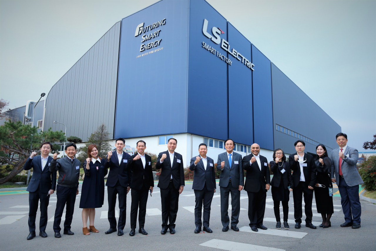 Witchu Vejajiva (sixth from left), Thai ambassador to Korea, Nithi Patarachoke (seventh from left), president of Siam Cement Group, and officials from LS Electric pose for a photo in Cheongju, North Chungcheong Province. (LS Electric)