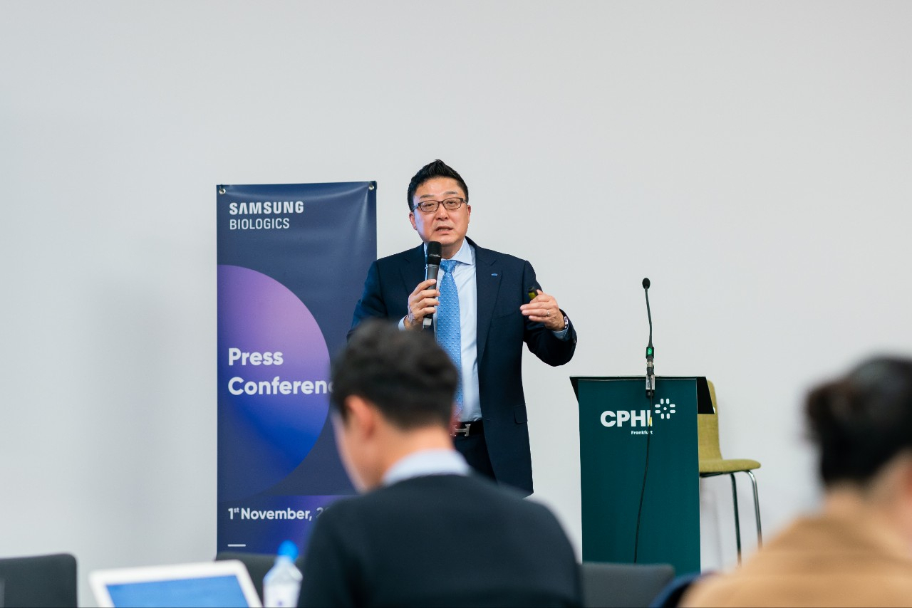 James Park, Samsung Biologics’ chief business officer, speaks to reporters at the Convention on Pharmaceutical Ingredients held in Frankfurt, Germany, last week. (Samsung Biologics)