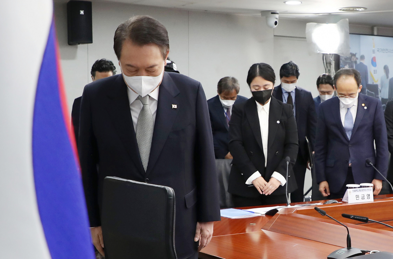 President Yoon Suk-yeol pays a silent tribute to victims of the Itaewon disaster at the national safety system inspection meeting held at the presidential office building in Yongsan-gu, Seoul, Monday. (Yonhap)