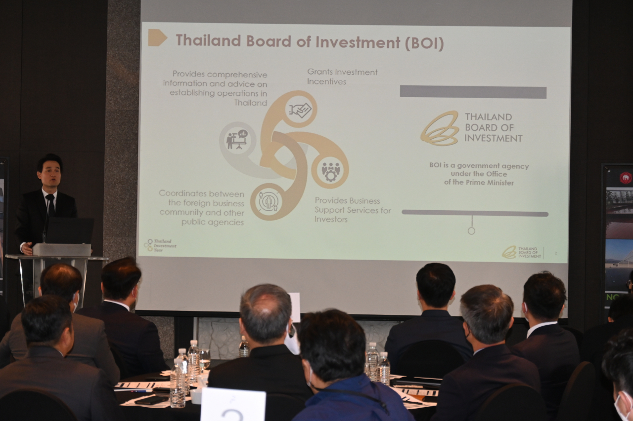 Thailand Board of Investment Director Kritawit Madhyamankura delivers a presentation on Thai investment oppportunities at the SCG Business Seminar and roadshow co-hosted by the Thai Embassy and SCG. (Sanjay Kumar/The Korea Herald)