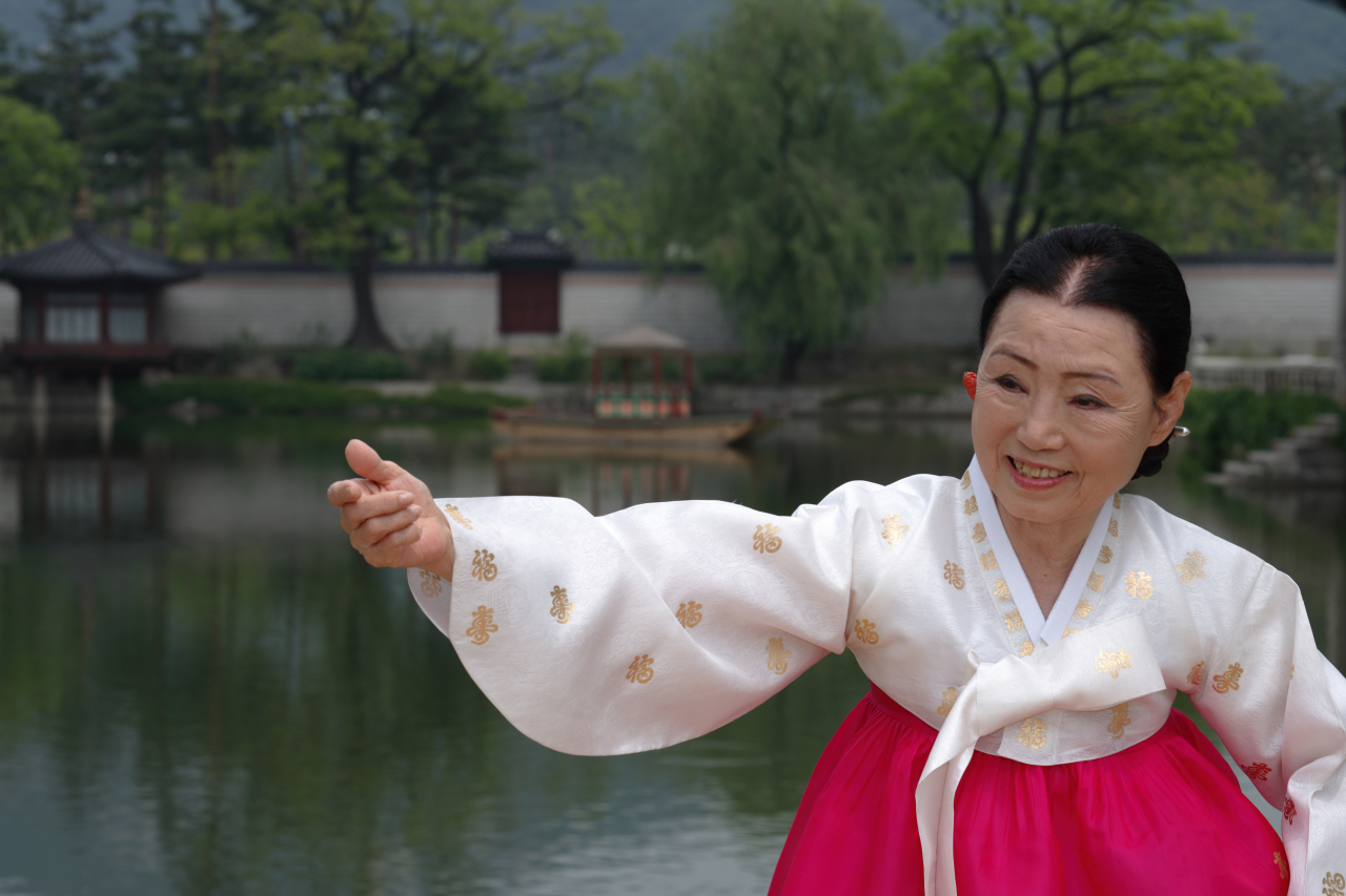 Gyeonggi minyo master Lee Eun-ju performs in an archival film in 2008. (NIHC)