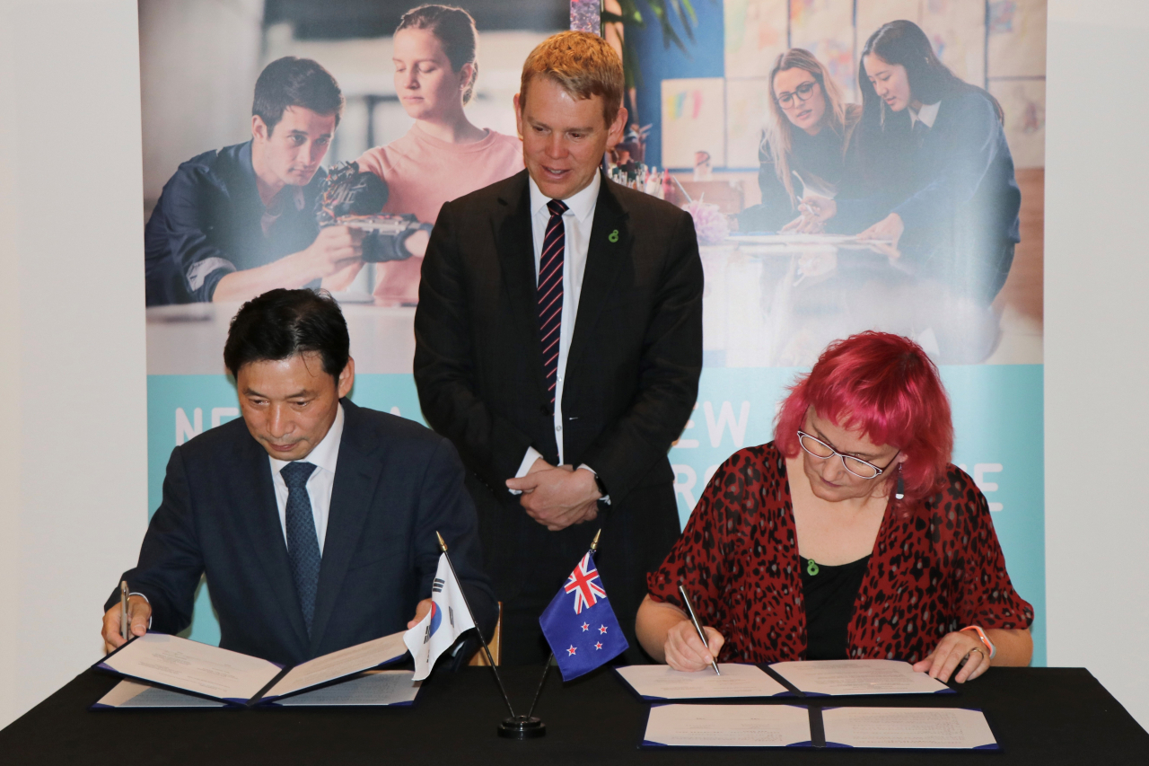 New Zealand Minister of Education Chris Hipkins witnessing the signing of the Incheon-ENZ Education Cooperation Arrangement