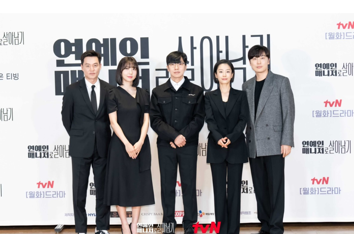 From left: Lee Seo-jin, Joo Hyun-young, director Paek Seung-lyong, Kwak Sun-young and Seo Hyun-woo pose for photos before an online press conference Monday.