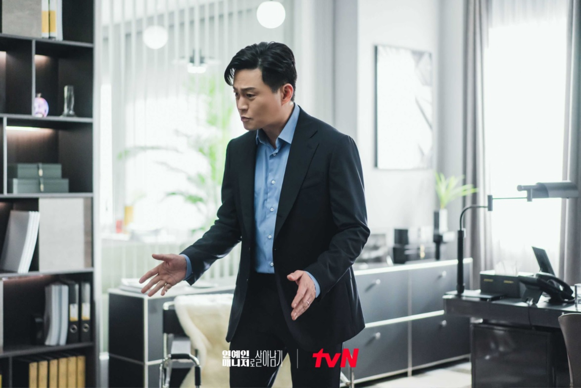 Lee Seo-jin plays Ma Tae-oh, the head of Method Entertainment, in 