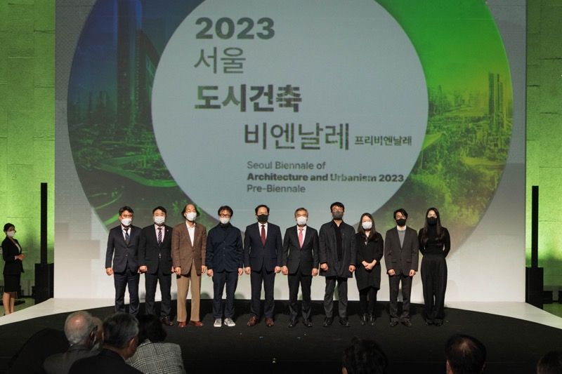 Seoul's Deputy Mayor Han Jae-hyun (fifth from left) poses for a picture with Seoul Biennale of Architecture and Urbanism 2023 General Director Cho Byoung-soo (fourth from left), Seoul’s fourth city architect Kang Byoung-keun (third from left) and the curators of next year's biennale. (Seoul Metropolitan Government)