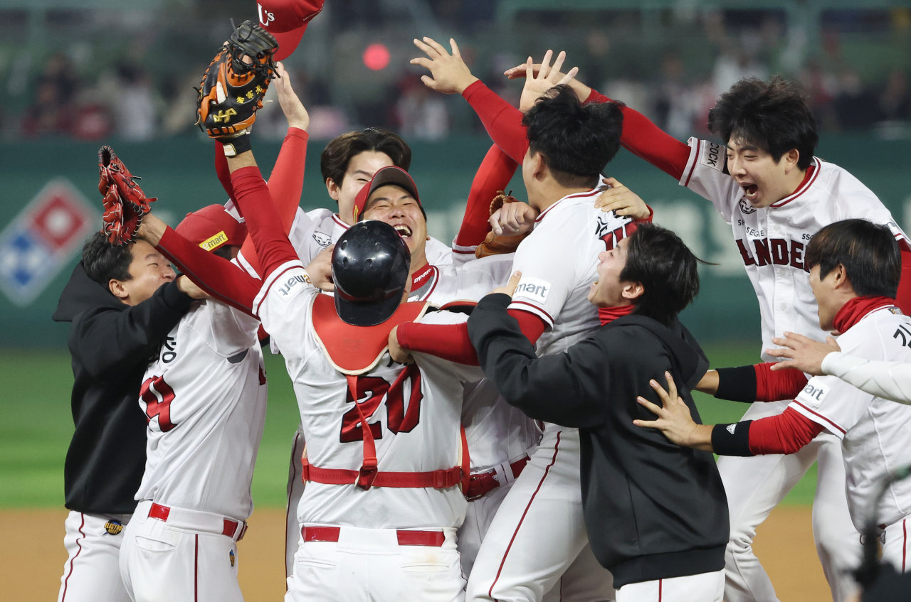 The SSG Landers celebrate after winning baseball’s 2022 Korean Series in Game 6 against the Kiwoom Heroes at Incheon SSG Landers Field, Incheon, just west of Seoul, Tuesday. (Yonhap)