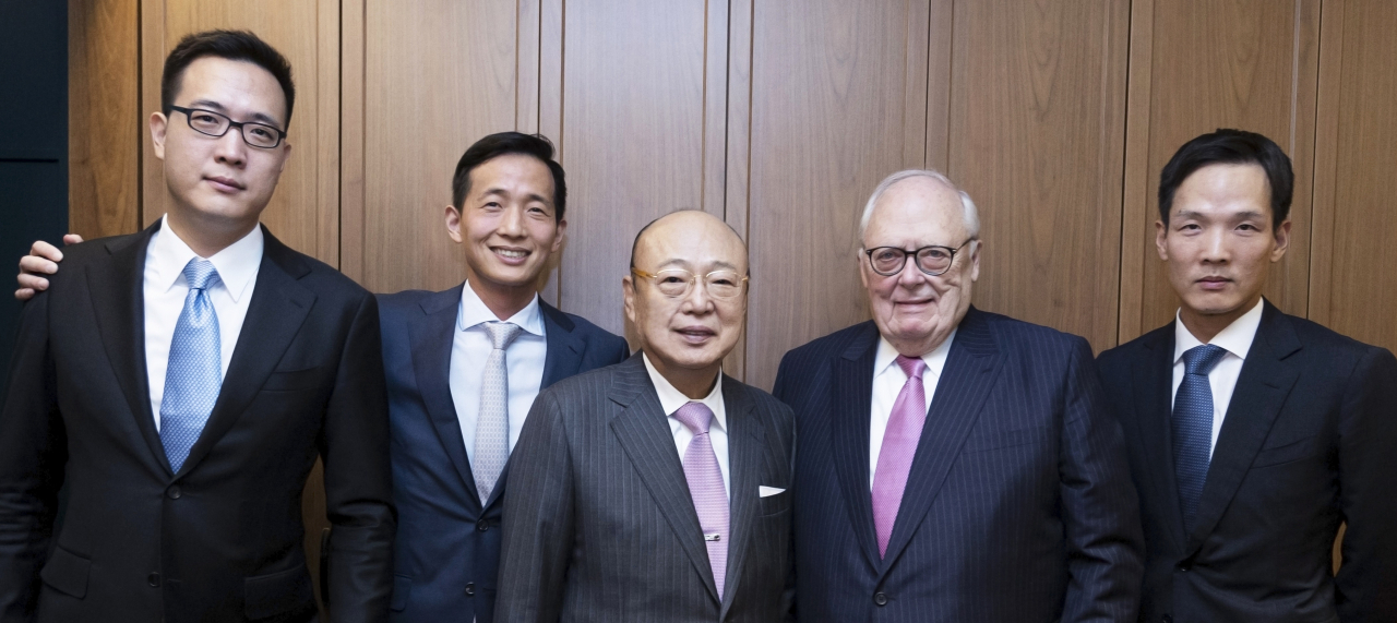 From left: Hanwha Hotels & Resort executive director Kim Dong-seon, Hanwha Solutions Vice Chairman Kim Dong-kwan, Hanwha Group chairman Kim Seung-youn, Heritage Foundation founder Edwin Feulner, and Hanwha Life Insurance Vice President Kim Dong-won pose for a picture on Tuesday following a banquet in a Seoul hotel. (Hanwha Group)