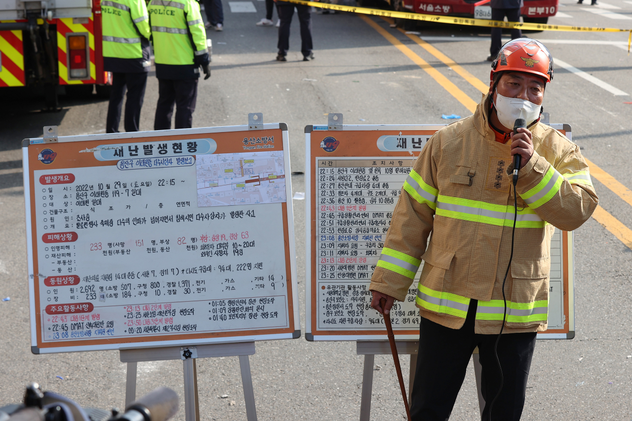 Yongsan Fire Station Chief Choi seong-beom speaks during a briefing of Itaewon tragedy at the scene on Oct.30. (Yonhap)