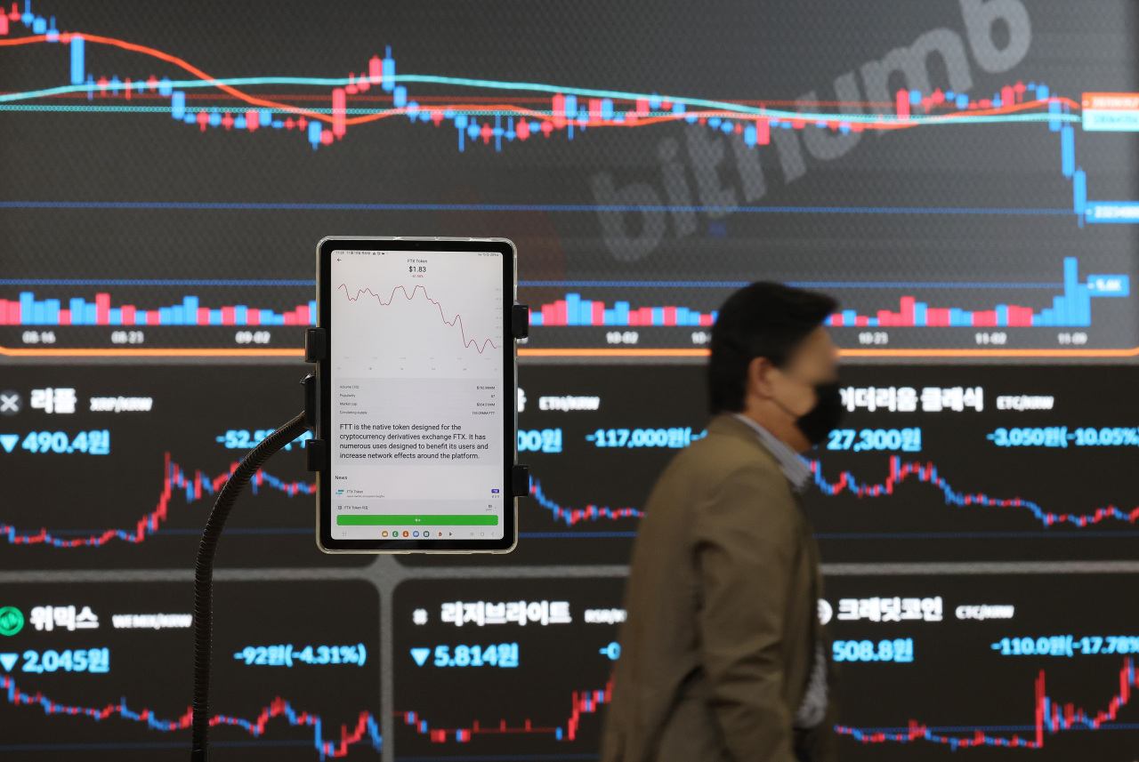 Electronic boards at Bithumb customer center in Seoul show different cryptocurrency prices on Thursday. (Yonhap)