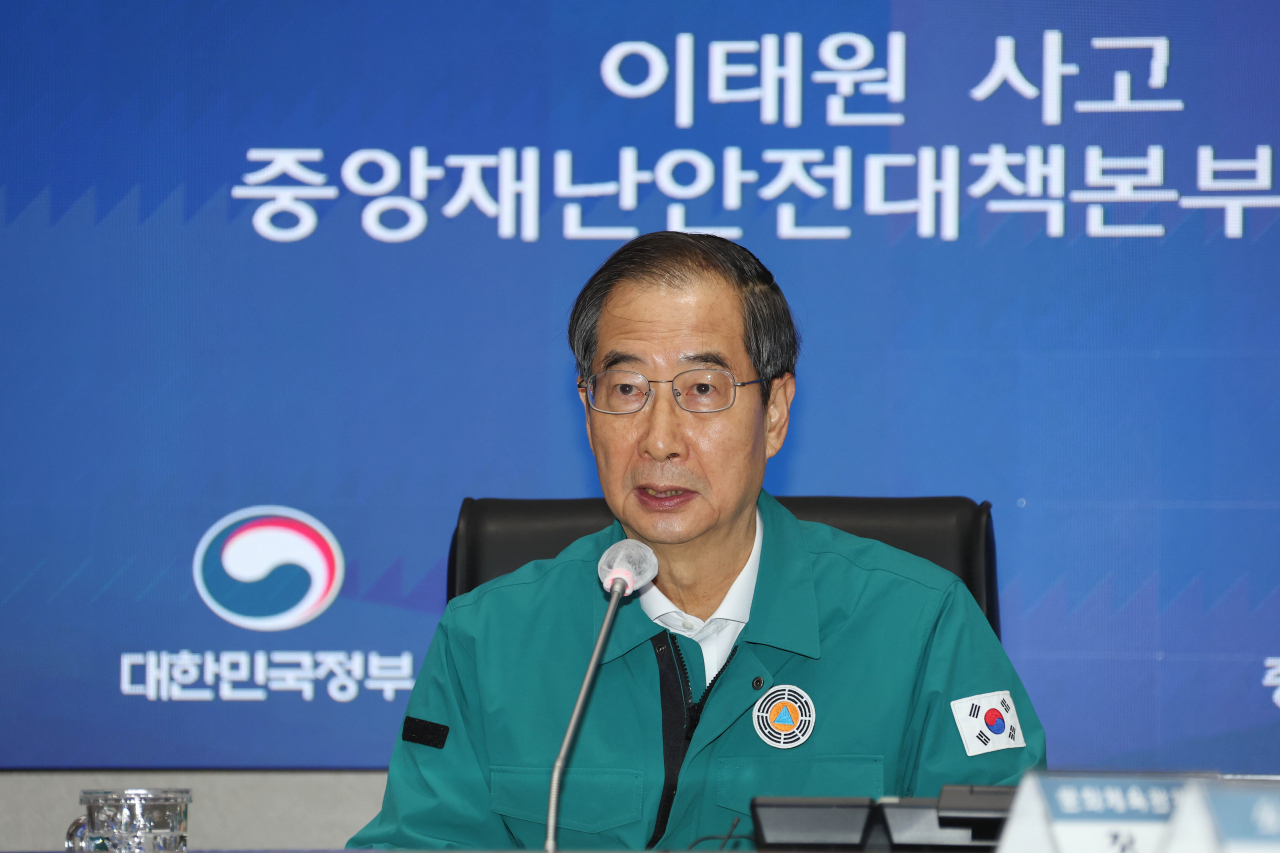 Prime Minister Han Duck-soo speaks at a meeting held Thursday. (Yonhap)