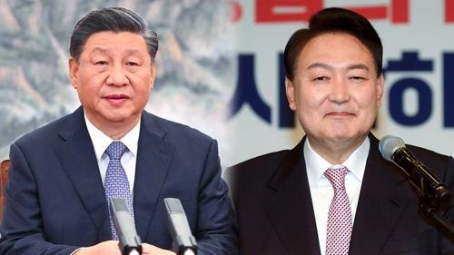 이 편집 이미지는 윤석열 당선인(오른쪽)과 시진핑 중국 국가주석의 모습이다.  (연합)