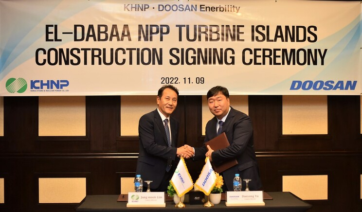 Lim Jeong-mook, Cairo branch director for Korea Hydro & Nuclear Power (left) and Yu Dae-yong, Cairo branch director for Doosan Enerbility pose for a photo during a signing ceremony in Cairo on Wednesday, Egypt time. (Yonhap)