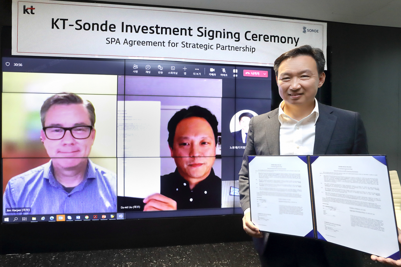 KT's digital and bio health business chief Im Seung-hyuk (right) and Sonde Health's Chief Executive Officer David Liu (center) and Chief Operating Officer Jim Harper pose for a photo after signing a strategic partnership on Thursday. (KT Corp.)