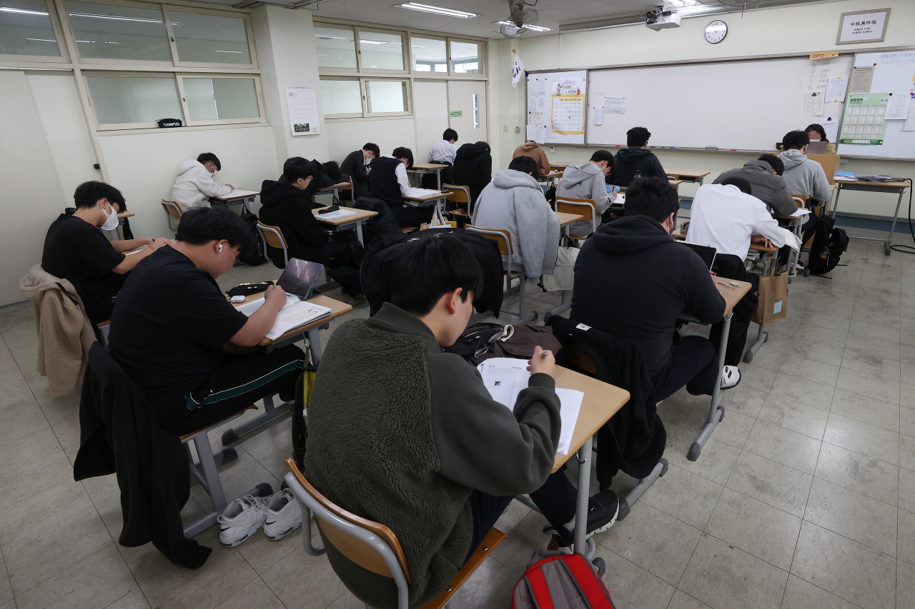 Senior students at Yongsan High School in Yongsan, central Seoul, study on Nov. 7 for the college entrance test. (Yonhap)