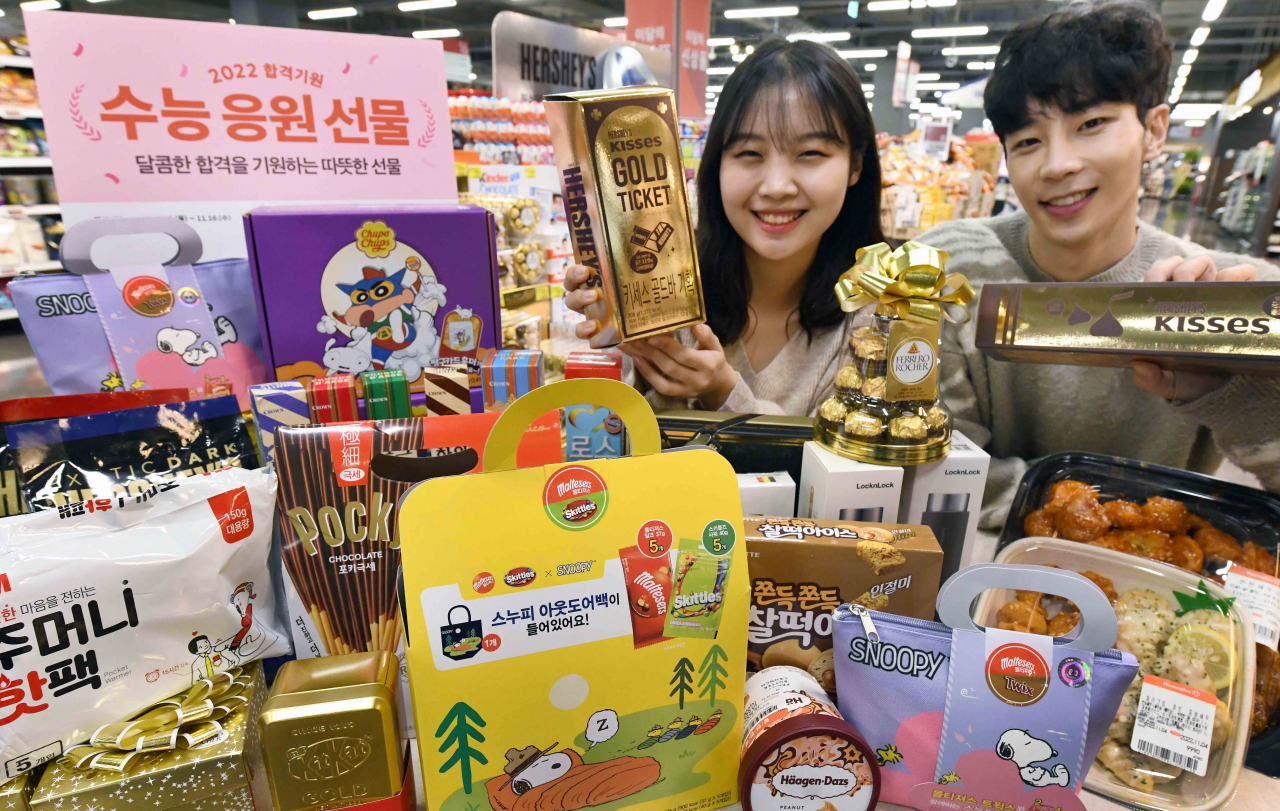 Snack packages intended as gifts for Suneung test-takers are displayed at Homeplus in Gangseo-gu, western Seoul, Monday. (Yonhap)