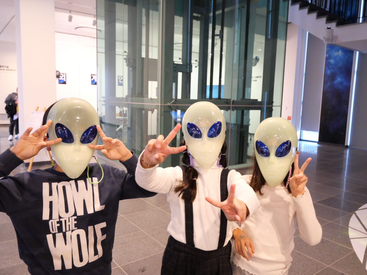 Children pose with their alien masks on during a previous “Alien Festival.” (Miryang Arirang Observatory)