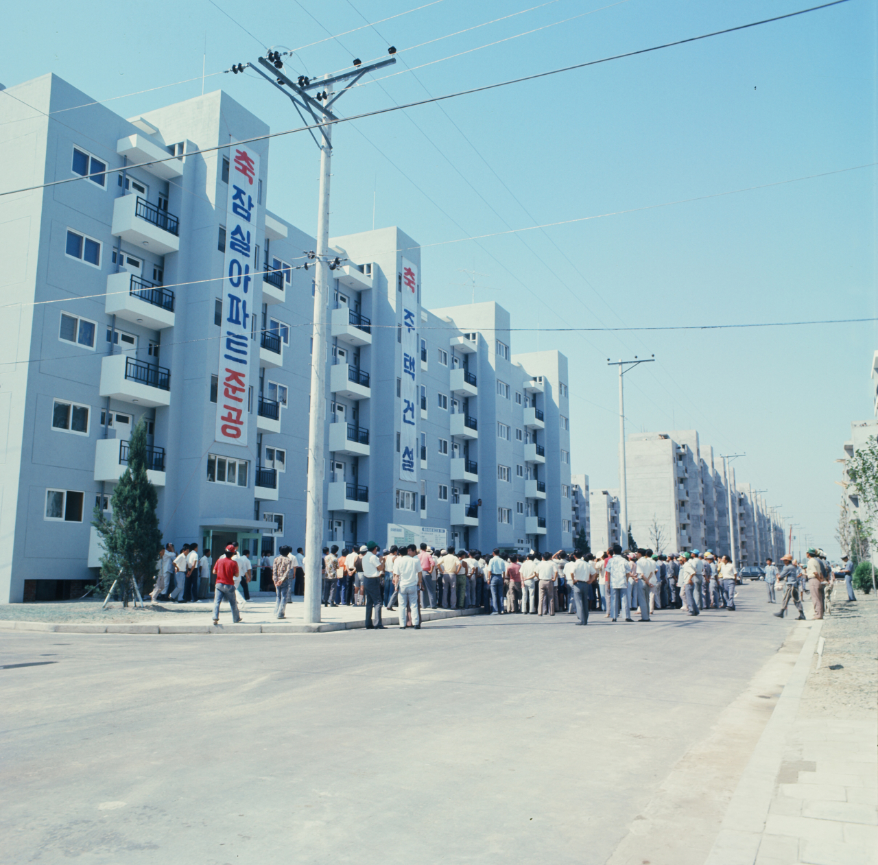 An apartment complex dedication ceremony is held in Jamsil, in August 1975. (Seoul Urban Life Museum)