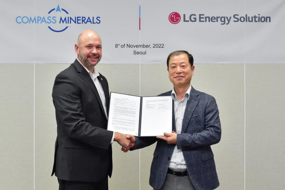 Kim Dong-soo (R), senior vice president and head of the procurement center at LG Energy Solution Ltd., poses for a photo with Chris Yandell, senior vice president and head of lithium at Compass Minerals, in this photo provided by LGES on Friday. (Yonhap)