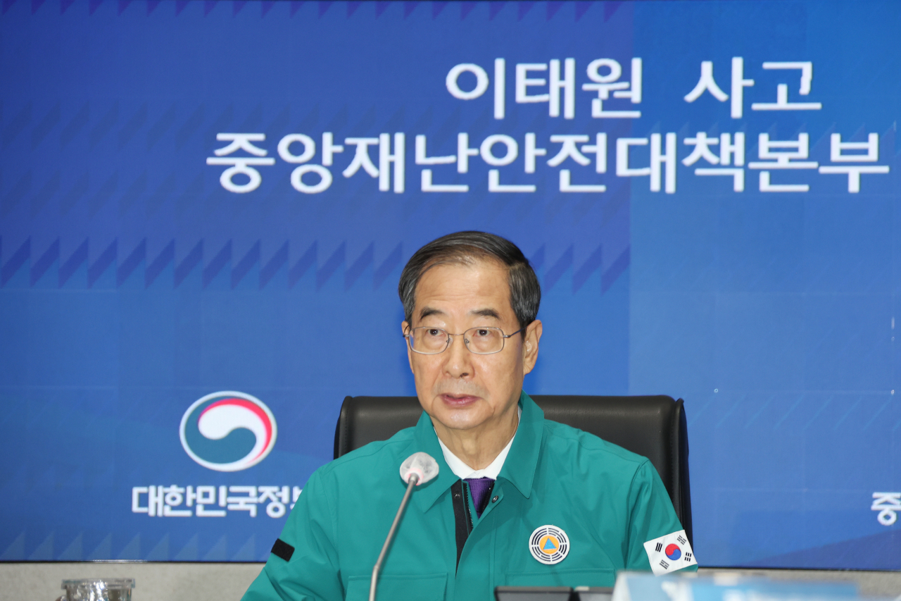 Prime Minister Han Duck-soo speaks at a meeting held Monday. (Yonhap)