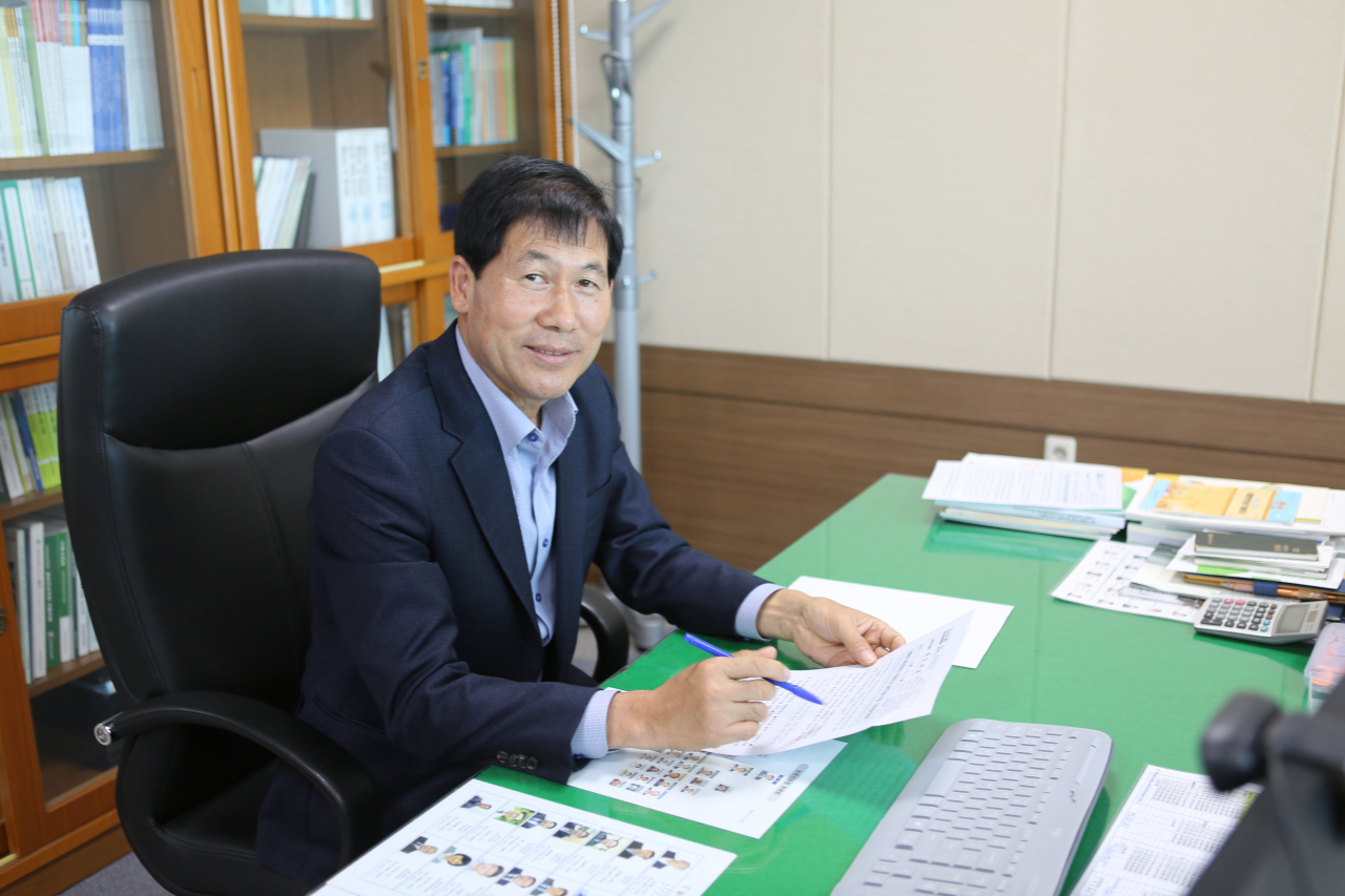 Heo Jong-min, head of Jeju Agriculture Technology Institute takes a pose for a photo before the interview with The Korea Herald on Nov. 8 at Jeju Agriculture Technology Institute in Seogwipo, Jeju Island. (Jeju Agriculture Technology Institute)