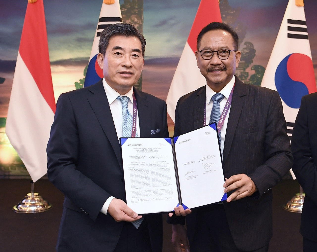 Hyundai Motor Group President Shin Jae-won (left) and Head of the Nusantara National Capital Authority Bambang Susantono (right) pose for a photo after signing a memorandum of understanding to build an ecosystem for advanced air mobility (AAM) in Indonesia's new capital city of Nusantara, during B-20 Summit Indonesia 2022 Bali, Indonesia, Monday. (Hyundai Motor Group)